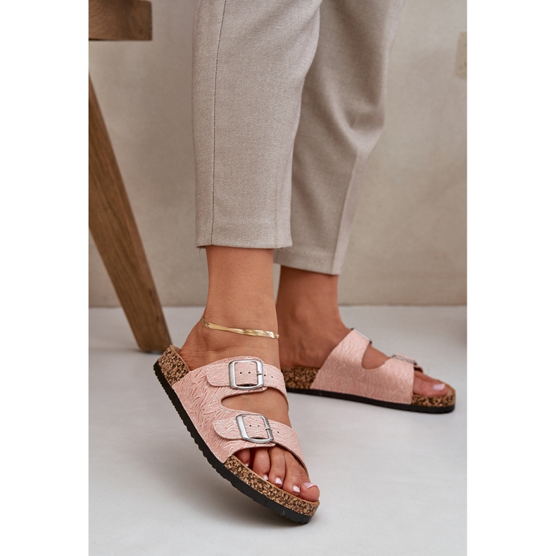 Materiale flip -flops på en kork sål med lyserøde spænder 2