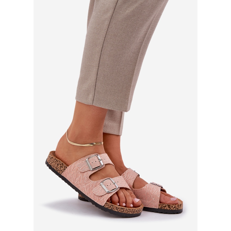 Materiale flip -flops på en kork sål med lyserøde spænder 1