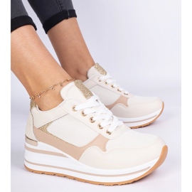 Beige sneakers dekoreret med glitter og en metalindsættelse 2
