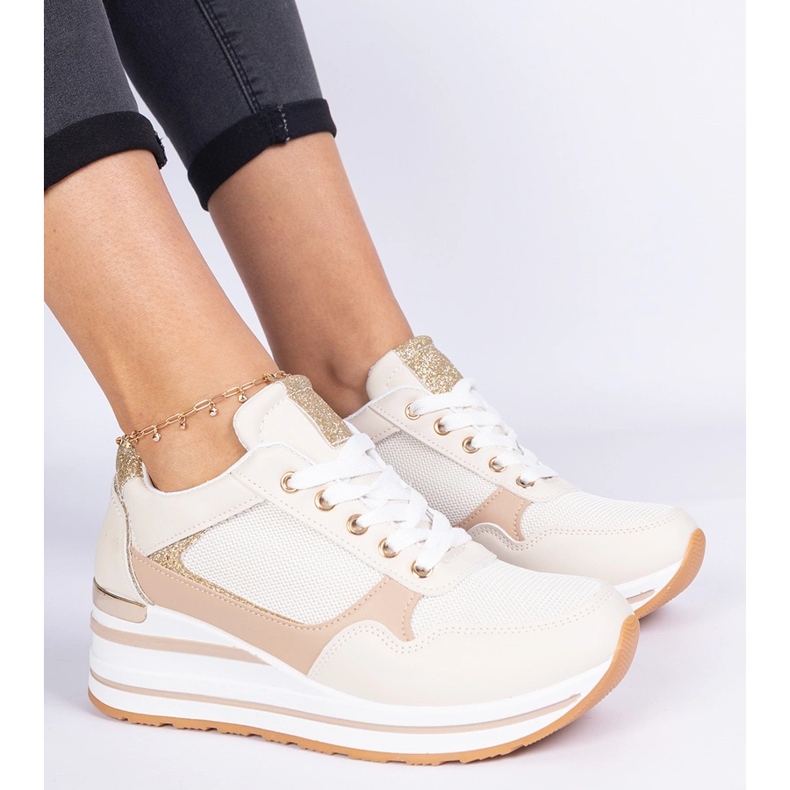 Beige sneakers dekoreret med glitter og en metalindsættelse 1