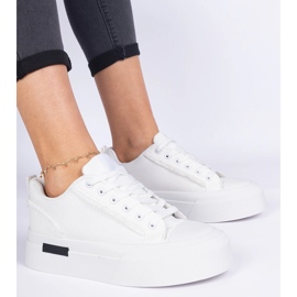Hvide kvindemateriale sneakers på platformen 1