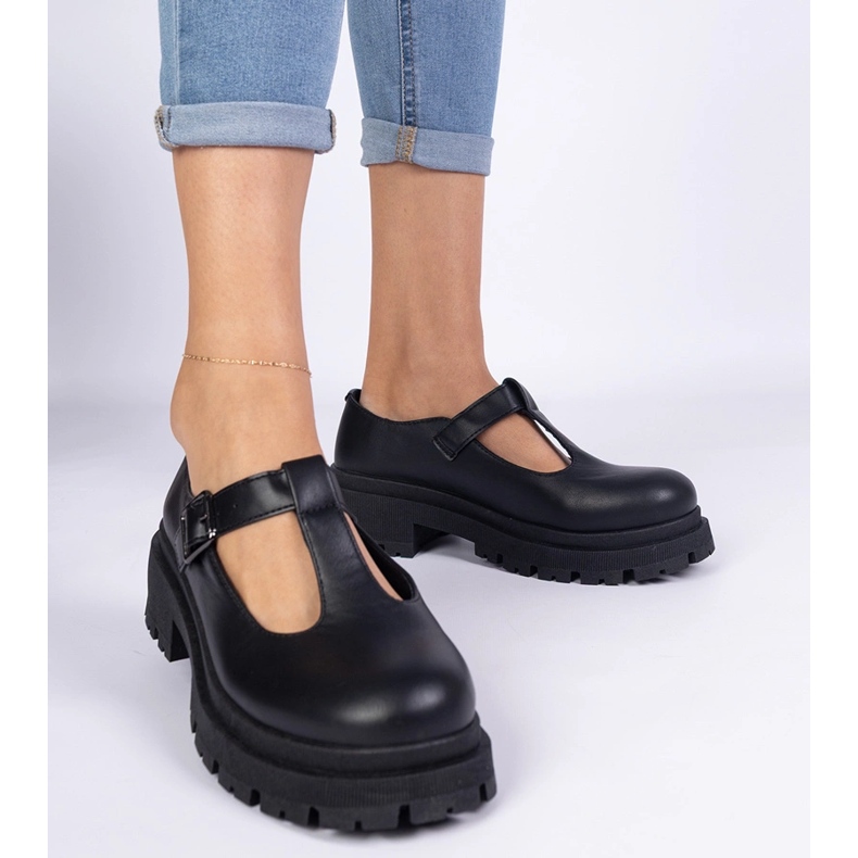 Sorte sko på Eco -Leather -platformen 1