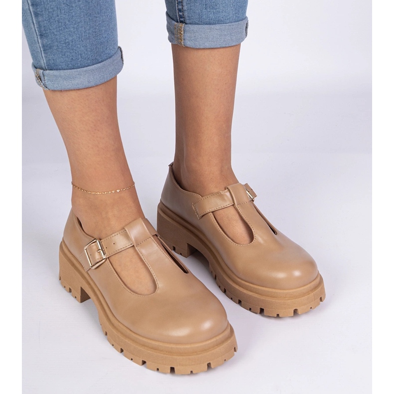 Brune sko på Eco -Leather -platformen 2
