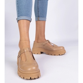 Brune sko på Eco -Leather -platformen 1
