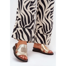 Jezzi Kvinders flip flops på Anchoic læderkile med en gylden dekoration 2
