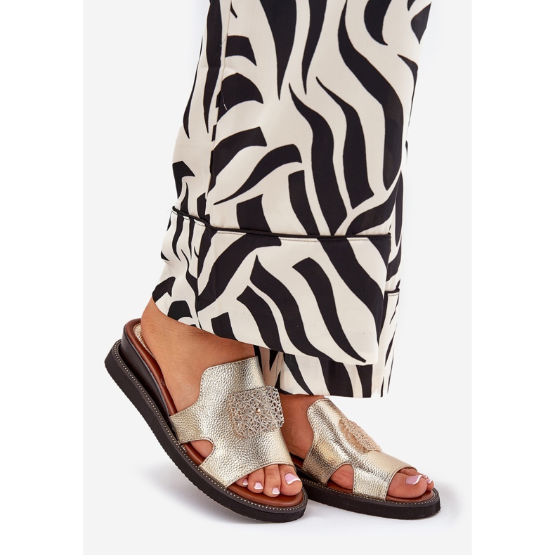 Jezzi Kvinders flip flops på Anchoic læderkile med en gylden dekoration 1
