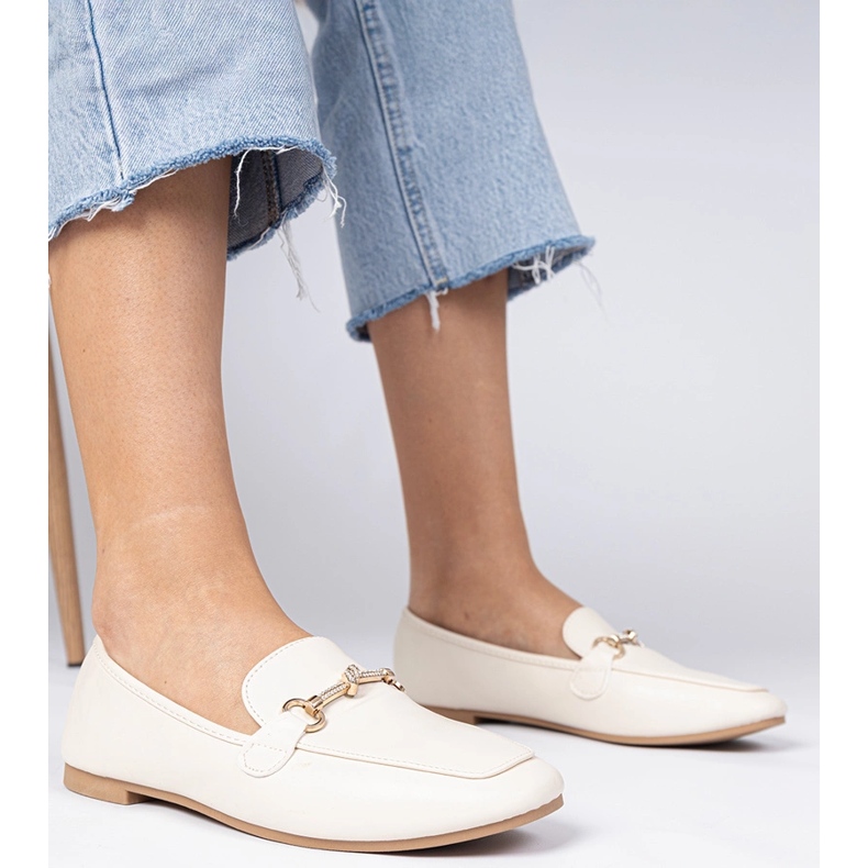 Beige elegante loafers med en gylden dekoration og zirkoner 1