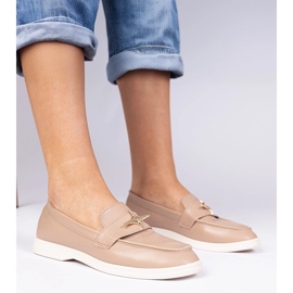 Mørke beige kvinders loafers med en gylden dekoration 1