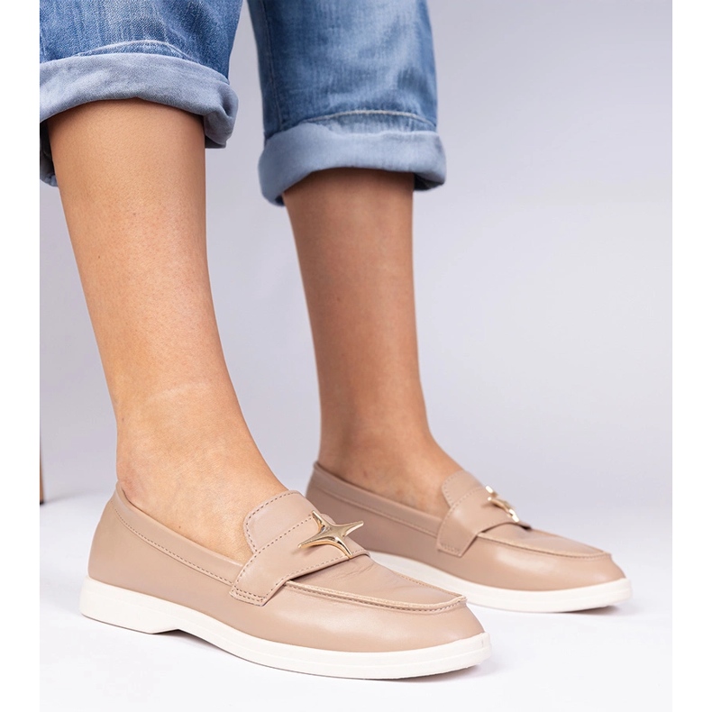 Mørke beige kvinders loafers med en gylden dekoration 1