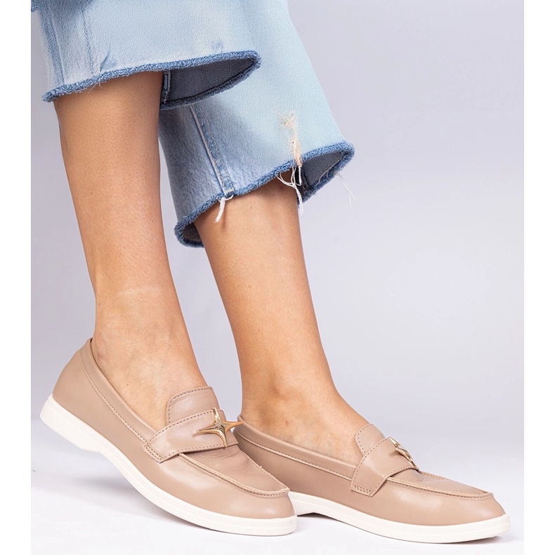 Mørke beige kvinders loafers med en gylden dekoration 2