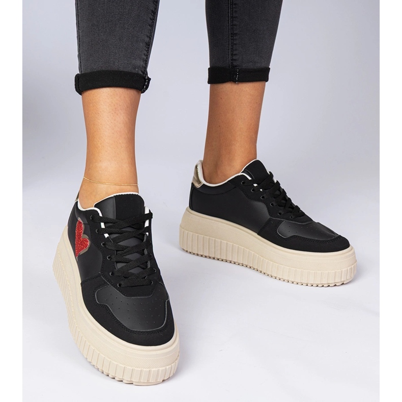 Sorte kvinders sneakers med et brokadehjerte 1