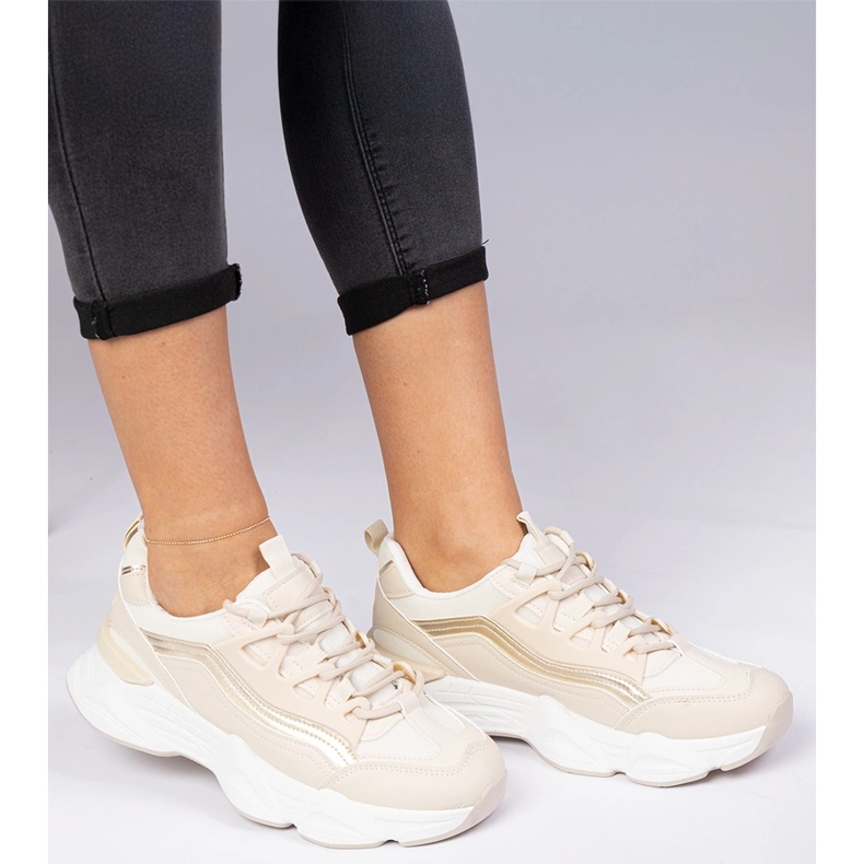 Beige kvindes sneakers med en gylden tilføjelse 1