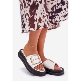 Kvinders flip flops på en massiv platform med en dekorativ hvid spænde 1