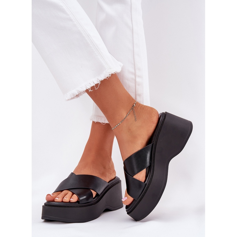 Kvinders flip flops på platform og sorte kiler 2