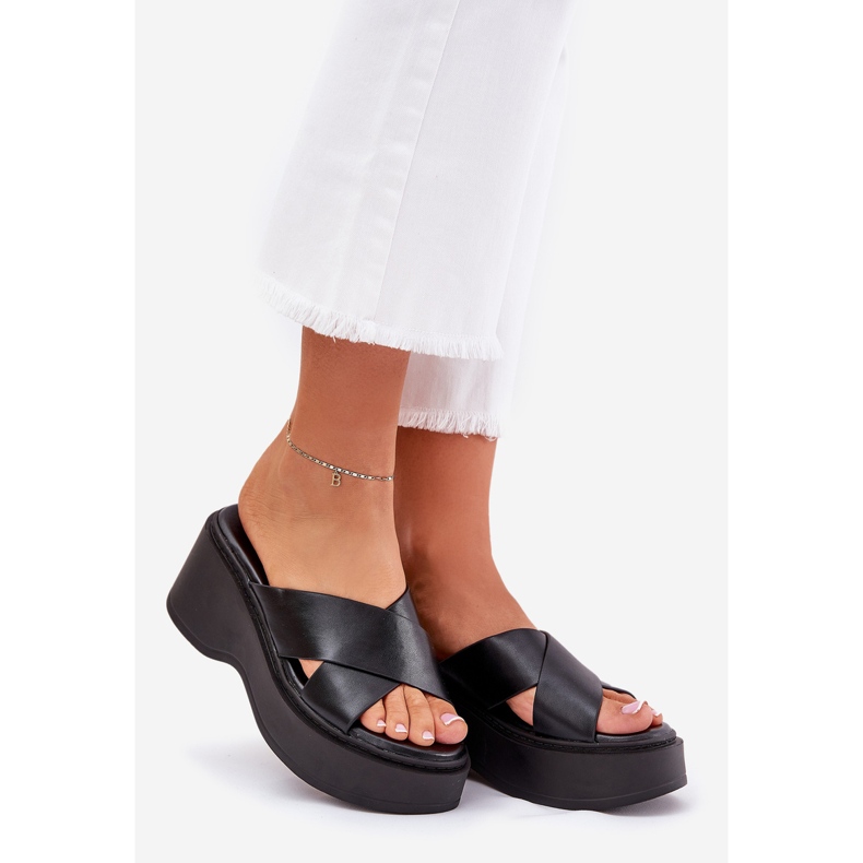 Kvinders flip flops på platform og sorte kiler 1