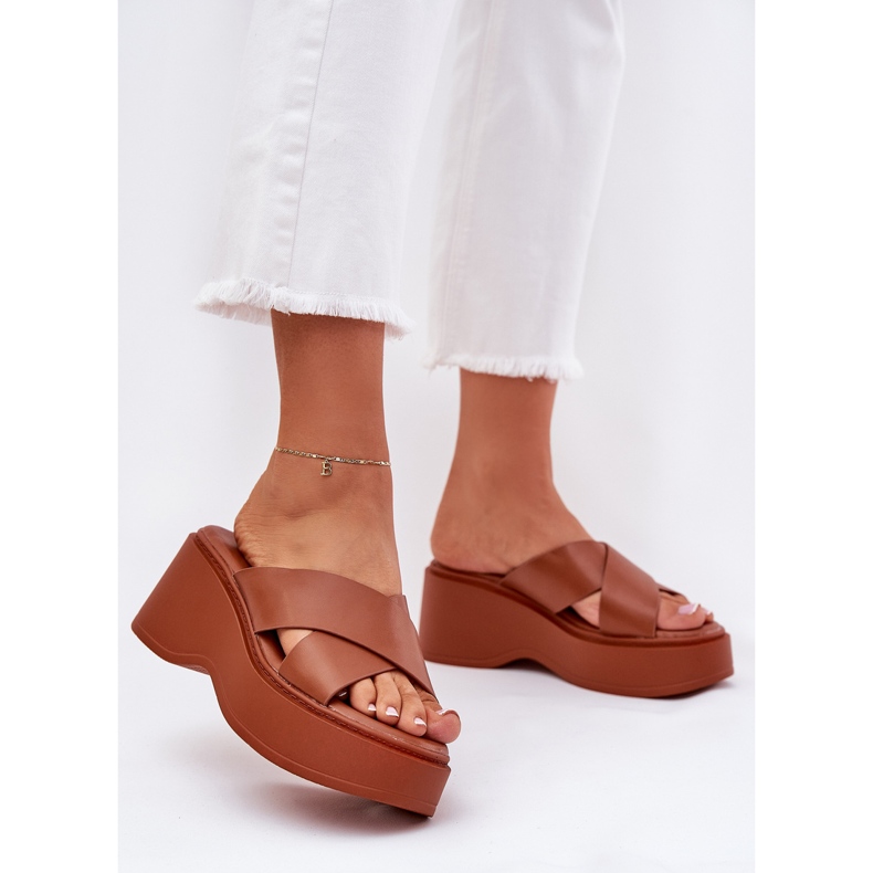 Kvinders flip flops på platformen og kamelkiler brun 2