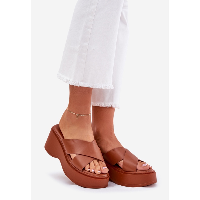 Kvinders flip flops på platformen og kamelkiler brun 1