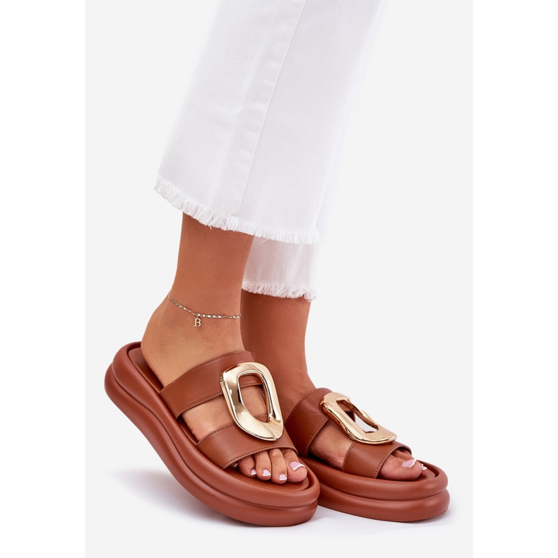 Kvinders flip flops på platformen med den gyldne detalje kamel brun 1