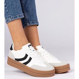 Hvide sneakers kvinders sneakers med et sort tilbehør 1