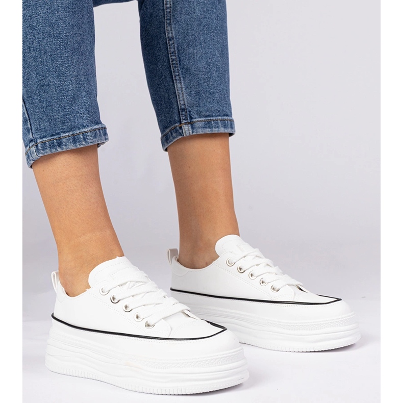 Hvide kvinders sneakers på en høj sål 1