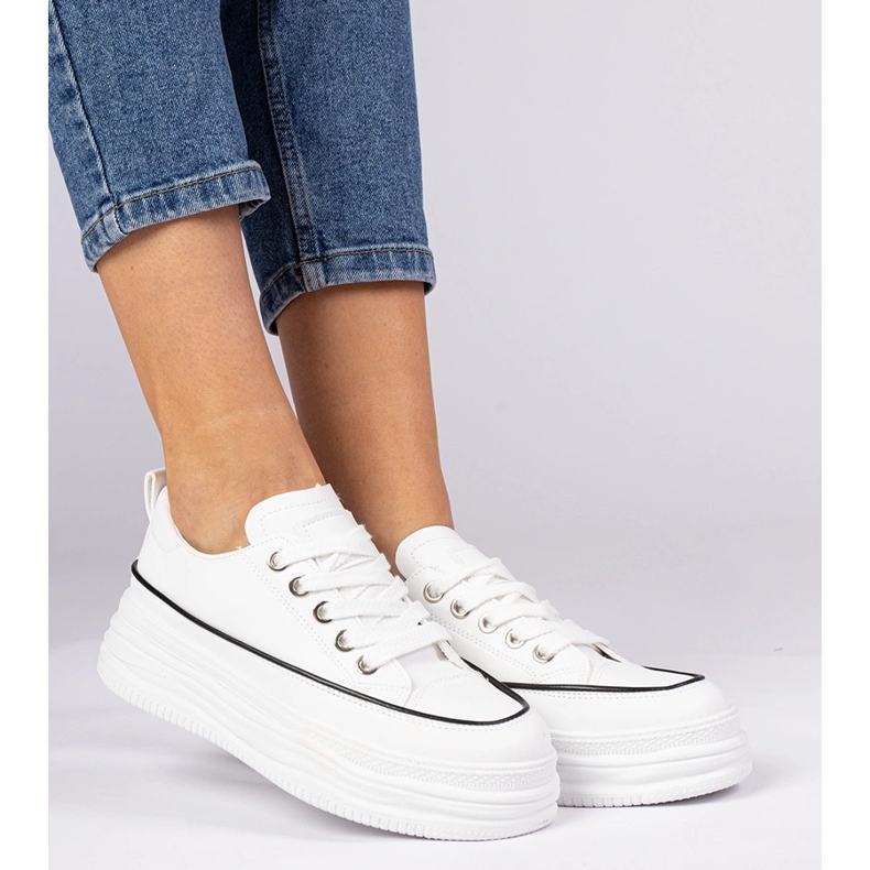 Hvide kvinders sneakers på en høj sål 2