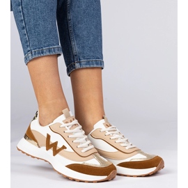 Hvidbrune kvinders sneakers med et leopardtilbehør 1