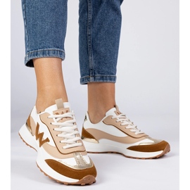 Hvidbrune kvinders sneakers med et leopardtilbehør 2