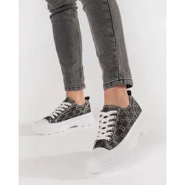 Sorte sneakers på platformen med dekorationer 1