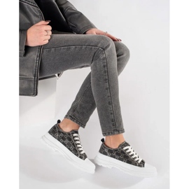 Sorte sneakers på platformen med dekorationer 2