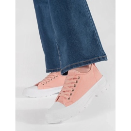 Klassiske sneakers på den lyserøde platform 1