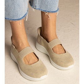 Beige kvindes sneakers på en presset sål 1