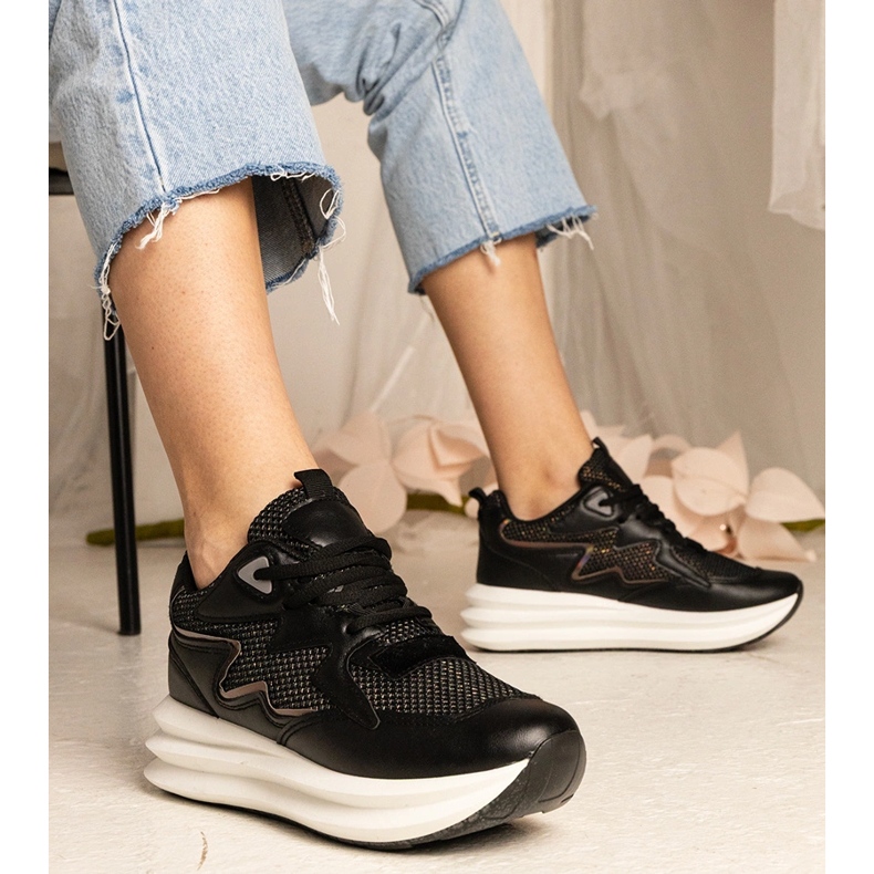 Sorte sneakers med et holografisk element 2