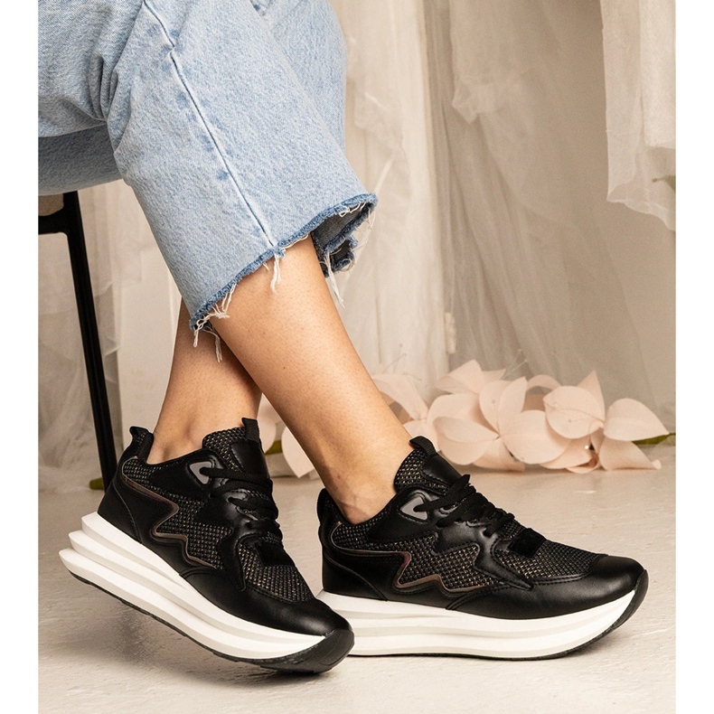 Sorte sneakers med et holografisk element 1