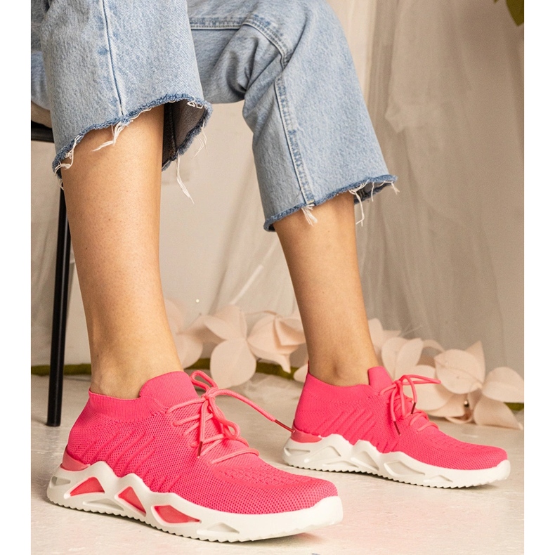 Lyserøde kvindes sneakers med en sokingoverdel 1
