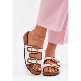 Kvinders materiale flip flops på en korkplatform med hvide spænder 2
