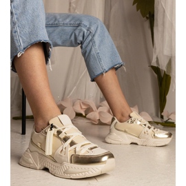 Beige kvindes sneakers på en massiv sål 1