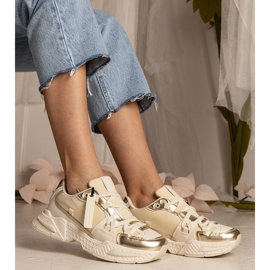 Beige kvindes sneakers på en massiv sål 2