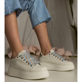 Beige kvindes sneakers med massiv snøring 1