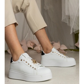 Kvinders hvide og hvide sneakers dekoreret med sten 1