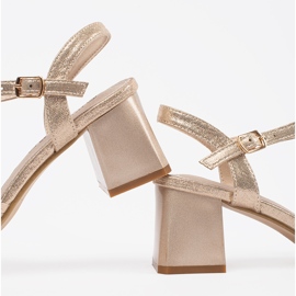 Goodin Golden elegante sandaler på en lav stolpe gylden 1
