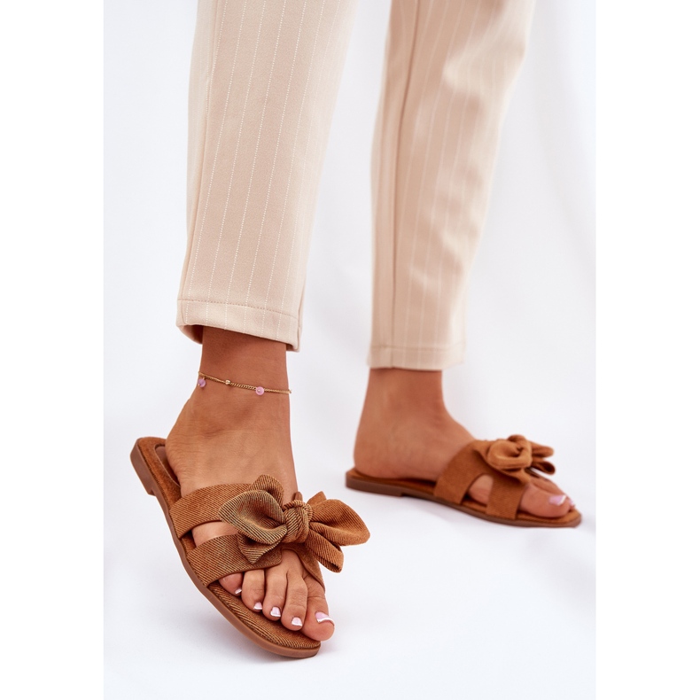 Flade kvinder flip flops med en kamelbue brun 2