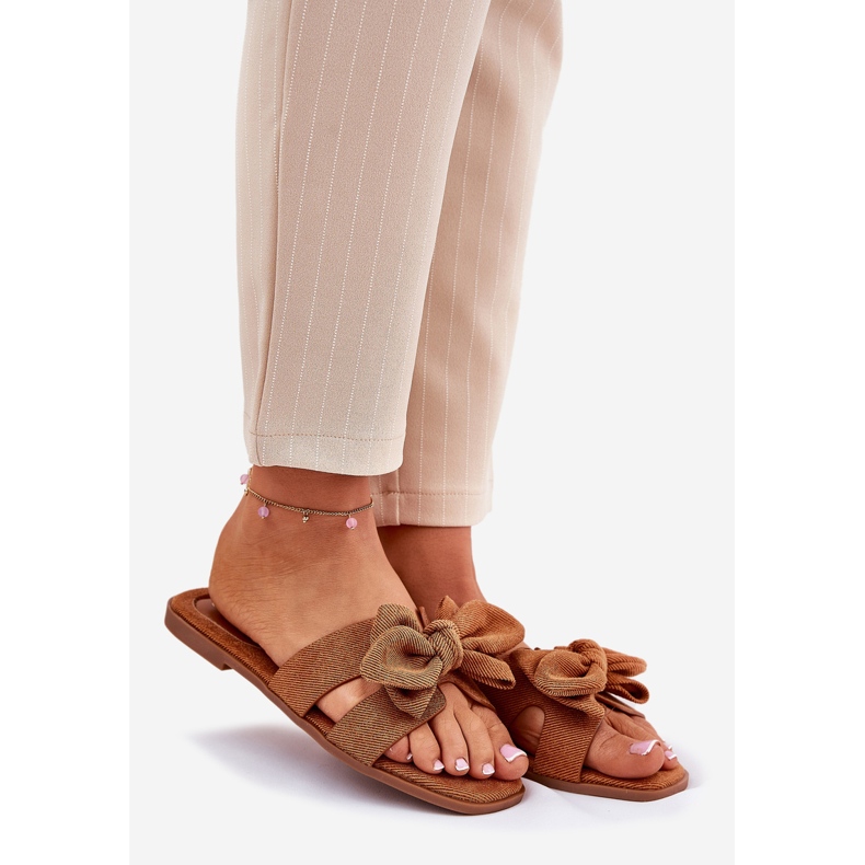 Flade kvinder flip flops med en kamelbue brun 1