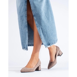 Lavhælede pumps i beige Shelovet ruskind 2