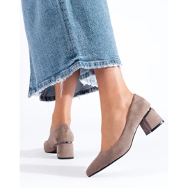 Lavhælede pumps i beige Shelovet ruskind 1