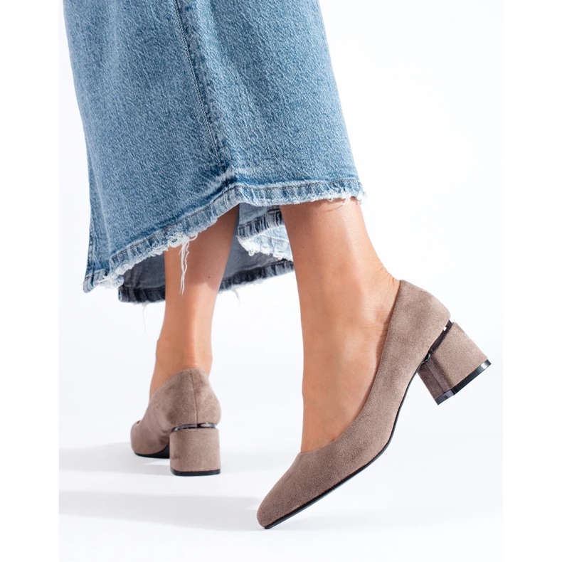 Lavhælede pumps i beige Shelovet ruskind 1