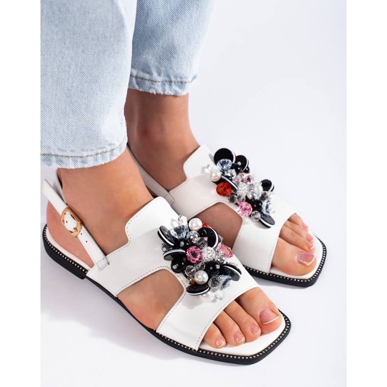 Hvide damesandaler med dekoration 2