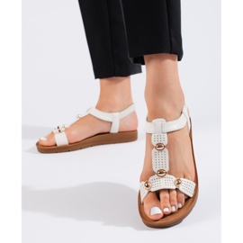 Hvide damesandaler med dekorationer 2