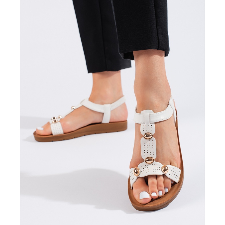 Hvide damesandaler med dekorationer 2