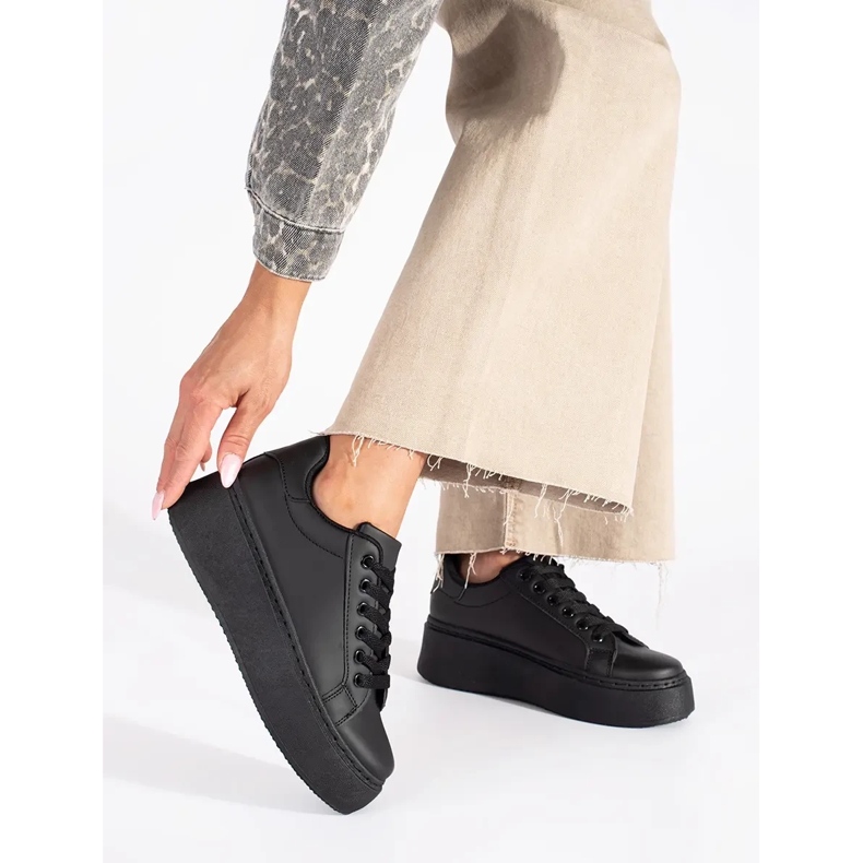 Sorte sneakers på platformen 2