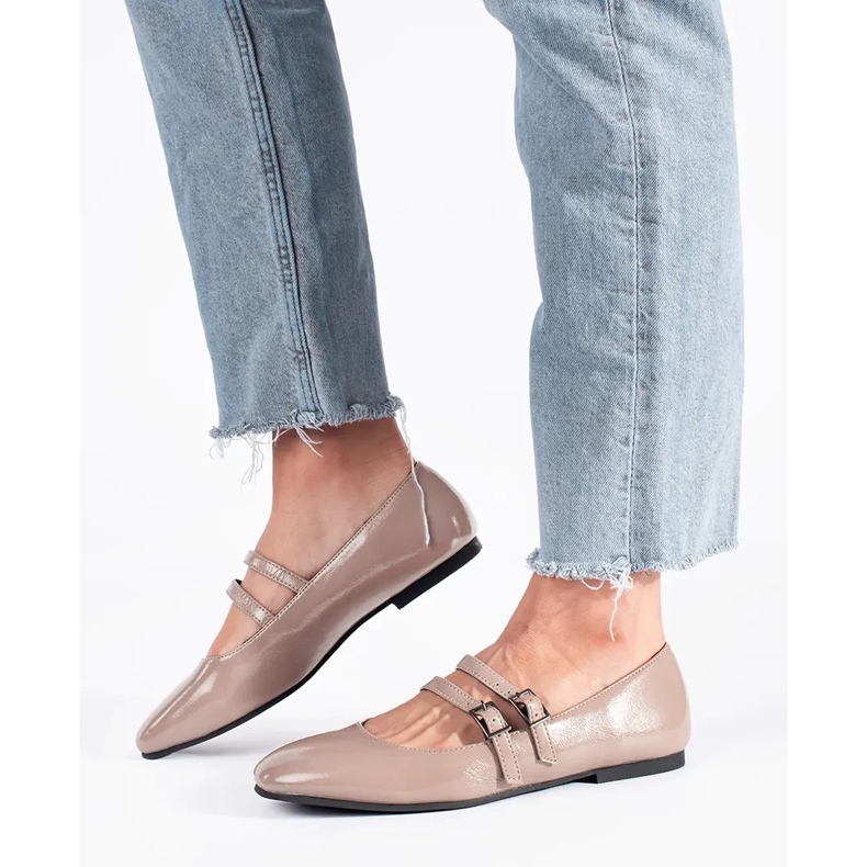 Beige patentballetflader med lås 1